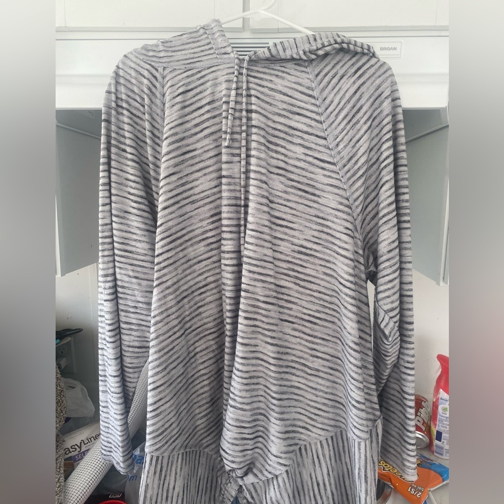 Motherhood shirt with knot in front and hood